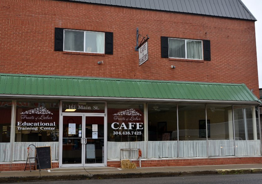 Crichton餐馆和美食-Fruits of Labor Rainelle