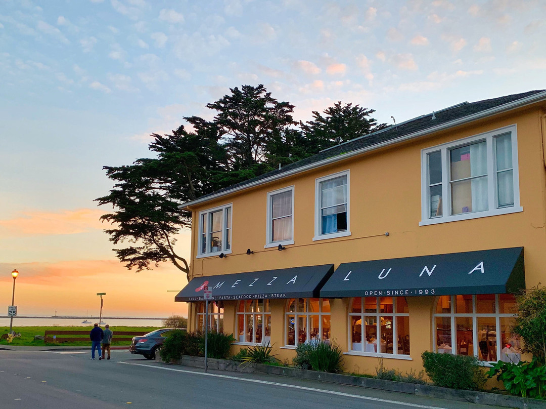 半月湾餐馆和美食-Mezza Luna Restaurant