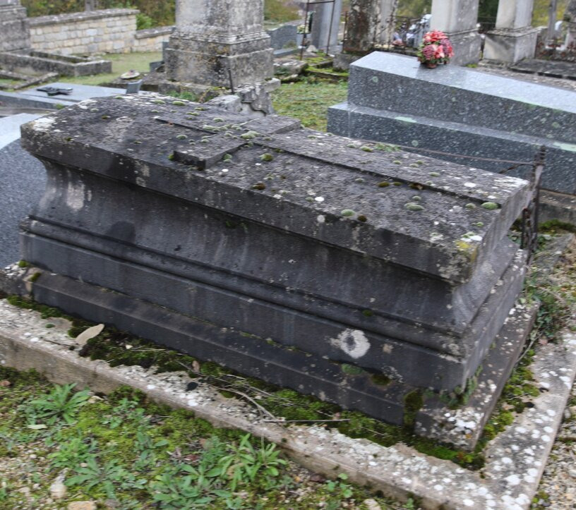Cimetière Saint-pierre De Tonnerre景点图片