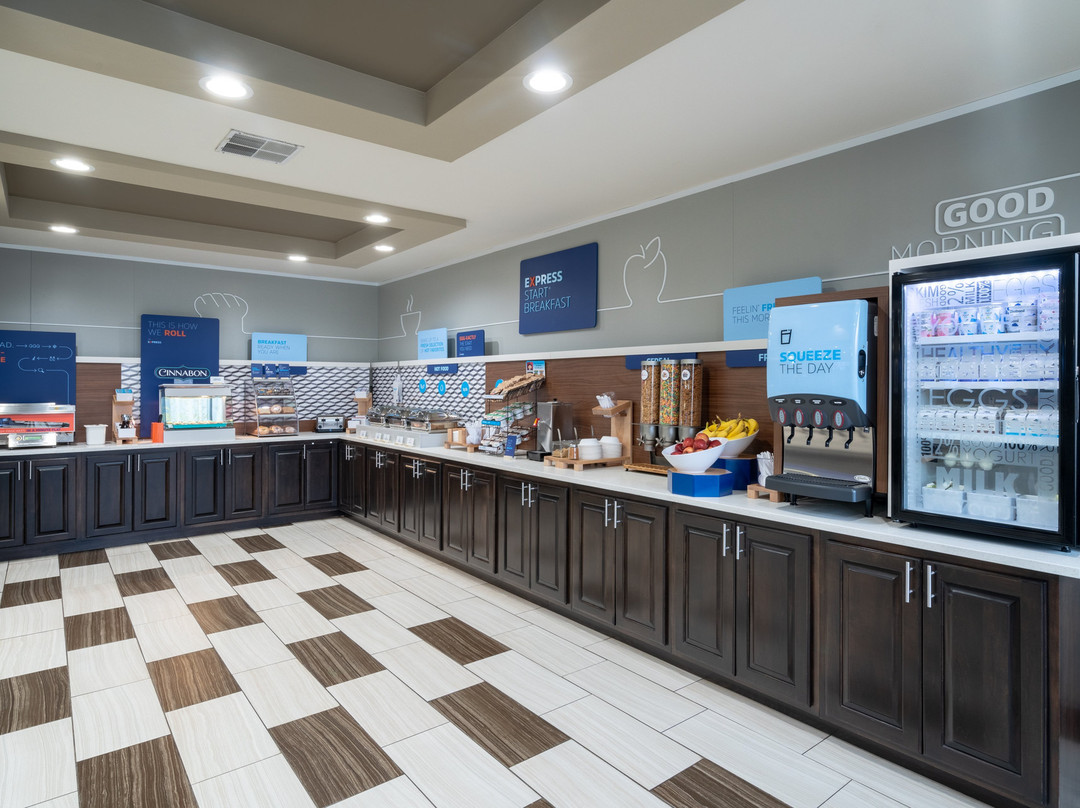 阿什兰快捷假日套房酒店主图