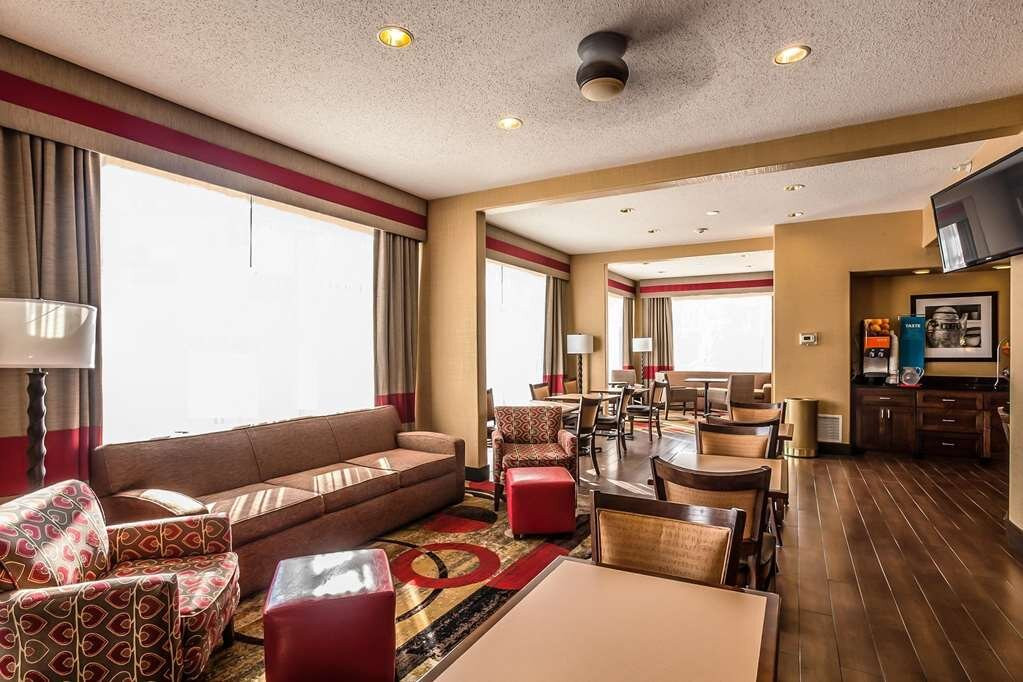 罗克堡希尔顿恒庭酒店主图