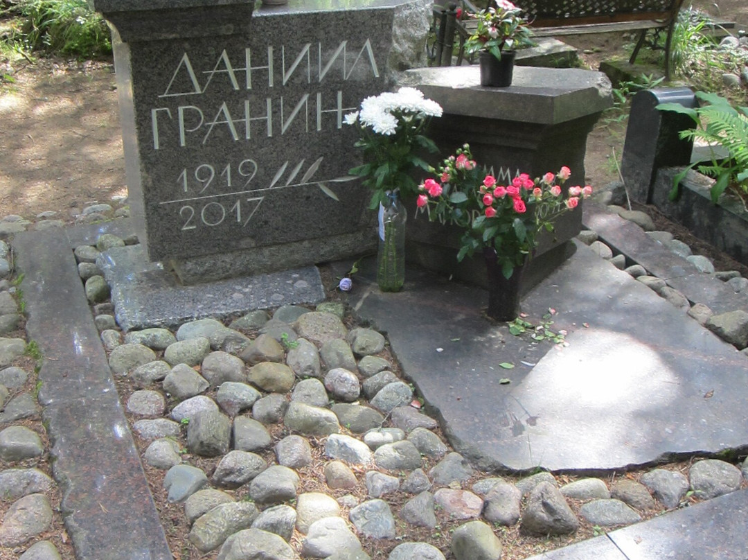 Komarovo Cemetery景点图片