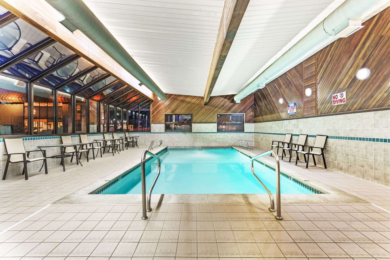 Days Inn & Suites by Wyndham Logan-官方
