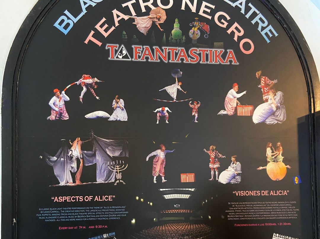 Ta Fantastika Black Light Theatre-布拉格必去景点