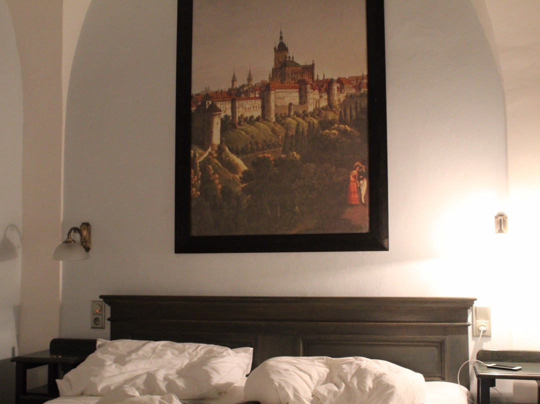 色温兹多红椅酒店主图