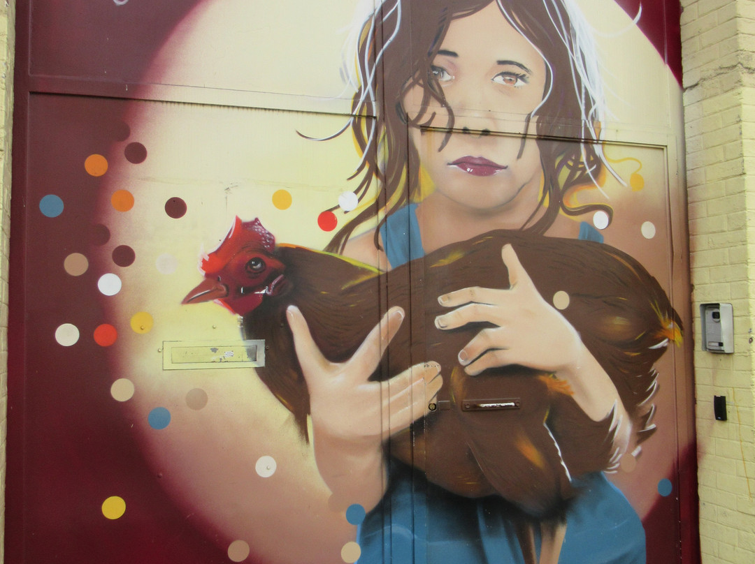 Fresque "La petite fille et la poule"景点图片