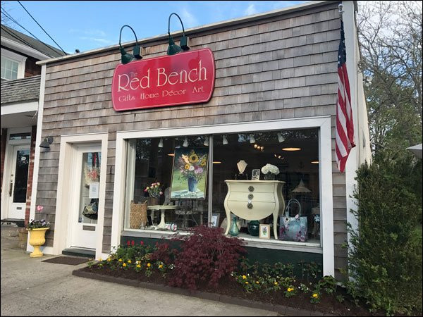 Brookhaven旅游景点-The Red Bench