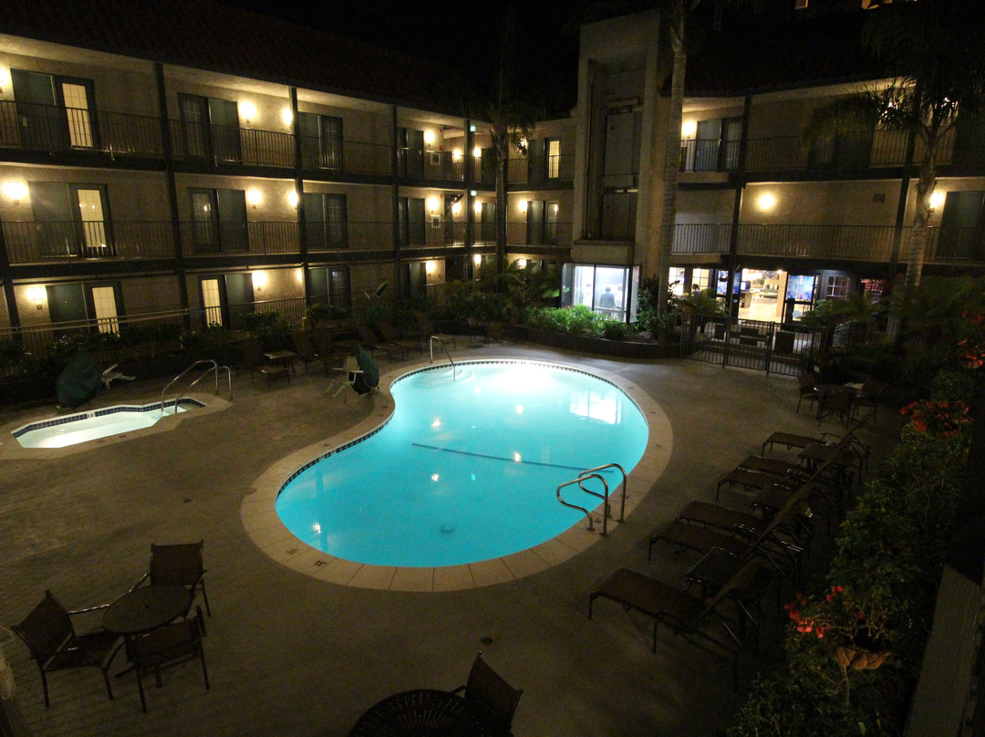 希尔顿隆波克中央海岸大使套房酒店主图