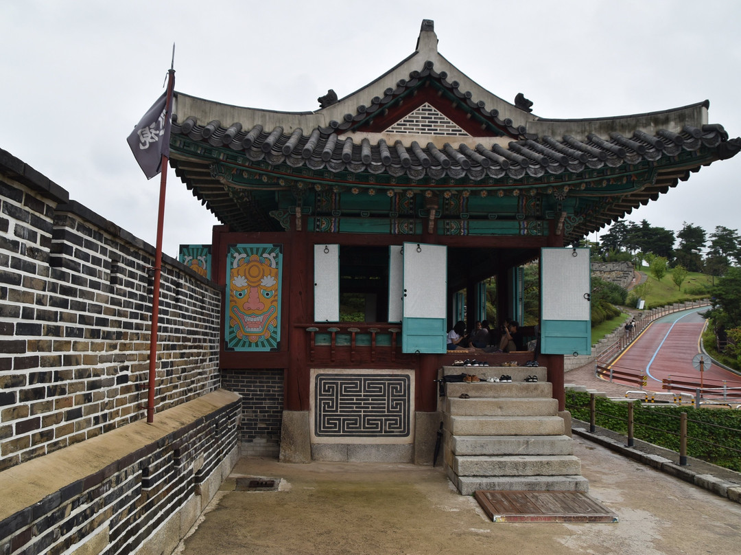 Hwahongmun Gate景点图片