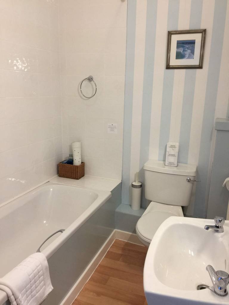Tigh Na Cheo Guest House-浴室