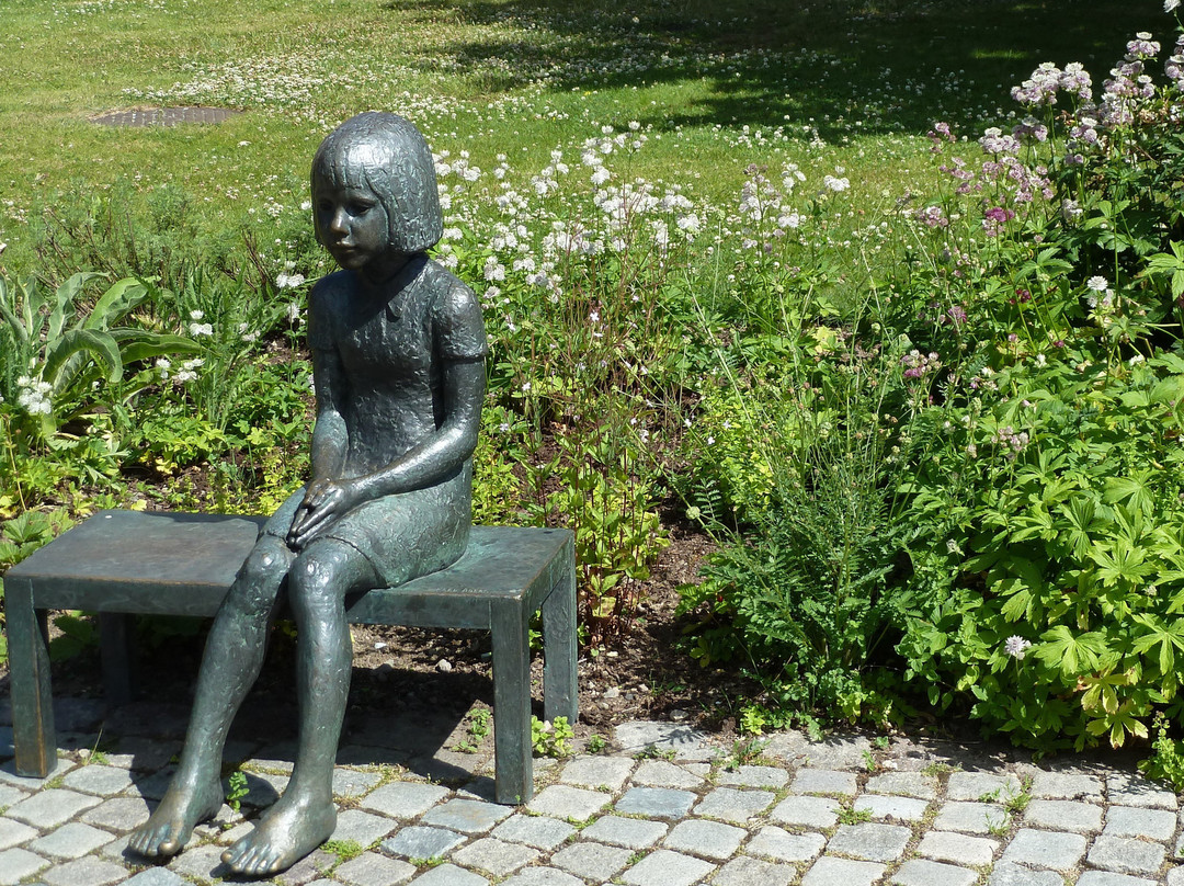 Eksjo旅游景点-Statyn ''Sittande Flicka''