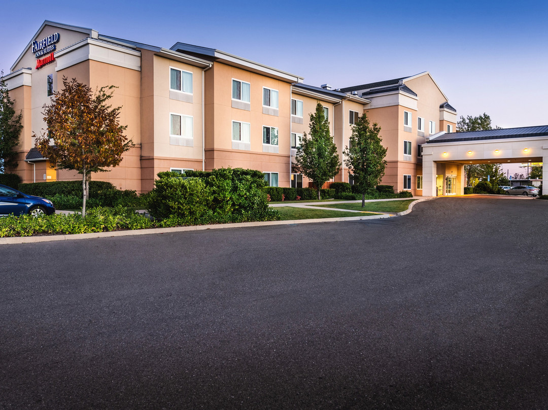 雷丁 Fairfield Inn & Suites 酒店主图