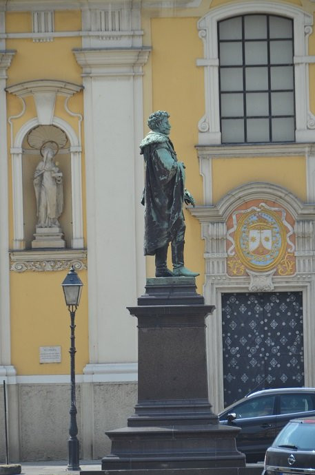 Statue of Kisfaludi Karoly景点图片