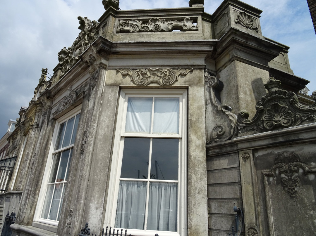 Rijksmonument Snouck van Loosenhuis uit 1742-恩克赫伊曾必去景点