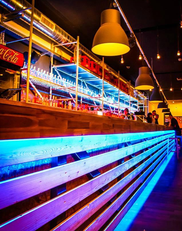 Csomor旅游景点-Raktár Bar & Club