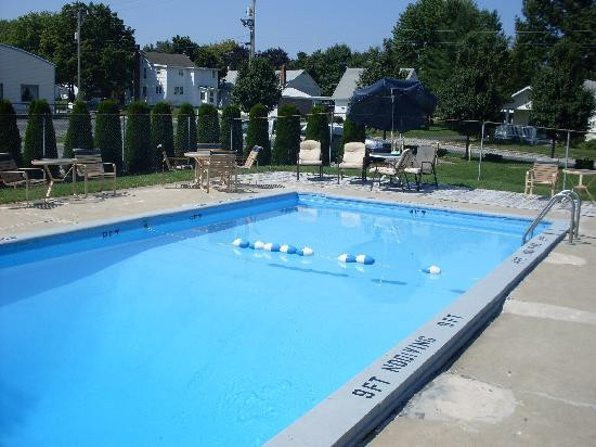 Budget Host Three Crowns Motor Lodge