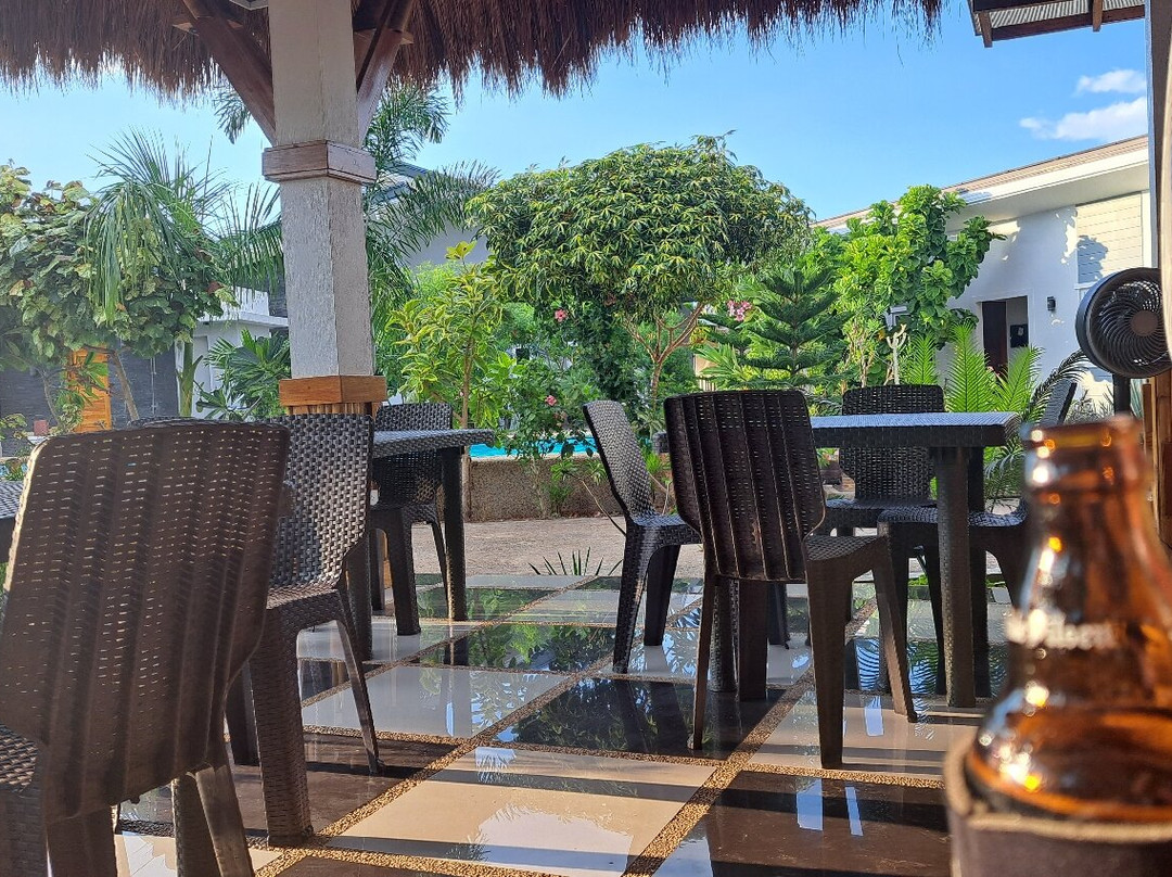 Rider's Paradise Bar & Inn主图