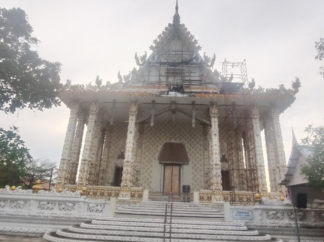 Wat Pa Lelai Woraviharn-素攀武里必去景点
