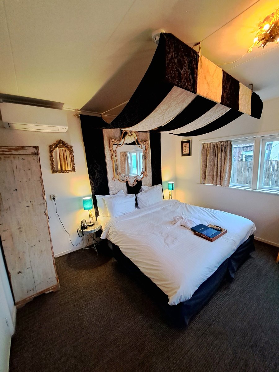 罗萨莉亚的动物园旅馆楼上-客卧