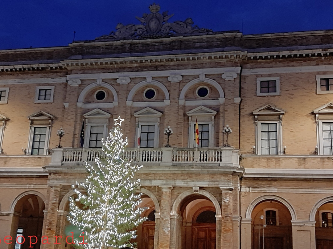 Piazza Giacomo Leopardi e Palazzo Comunale景点图片