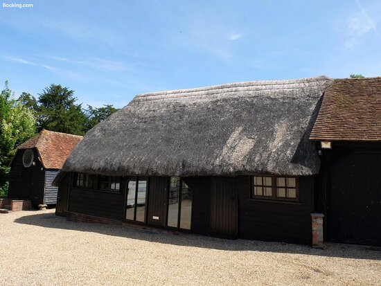 The Thatched Barn主图