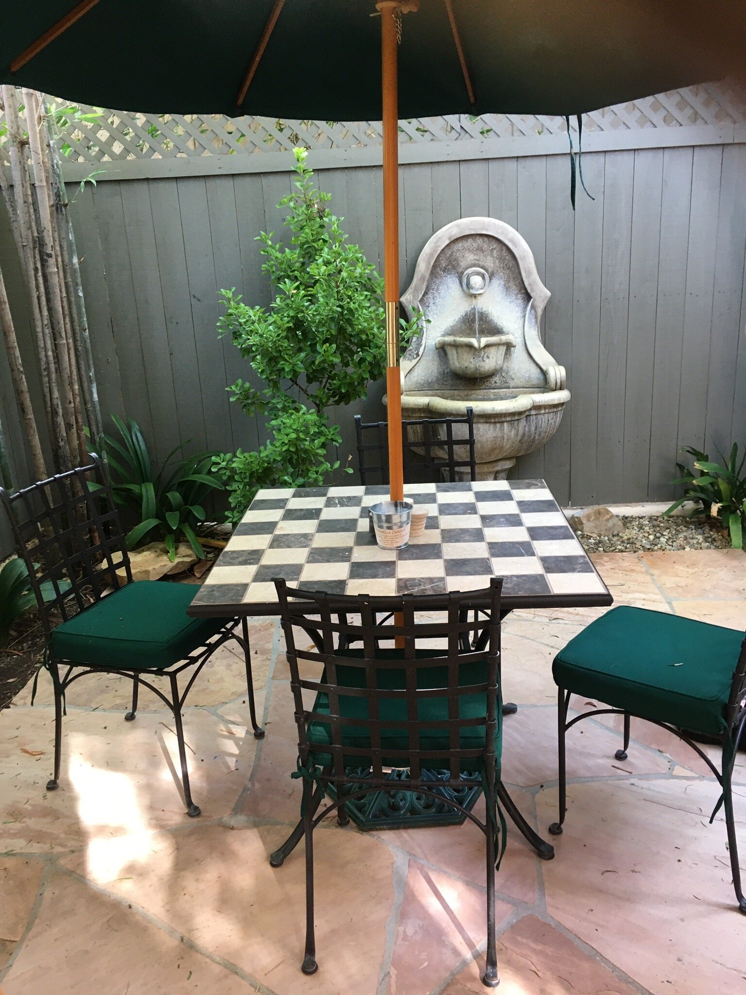 Emerald Iguana Inn-官方