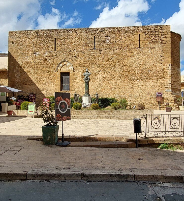 Monumento a Umberto I-皮亚扎－阿尔梅里纳必去景点