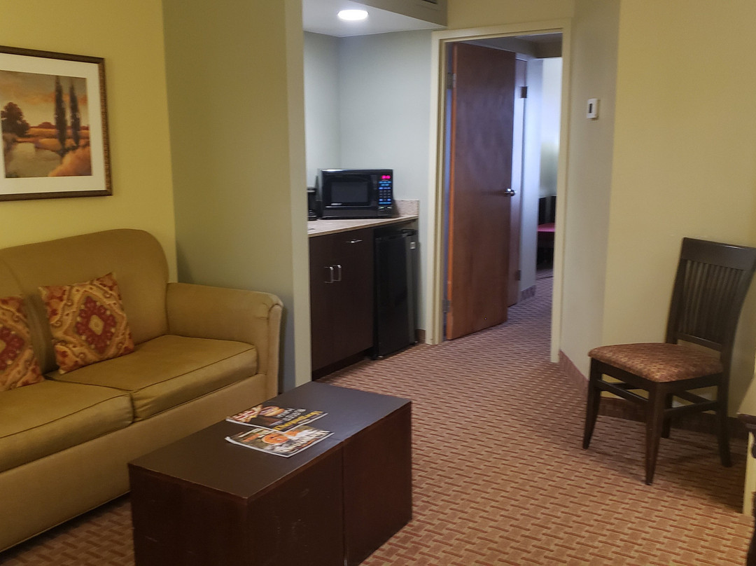 尤罗套房酒店主图