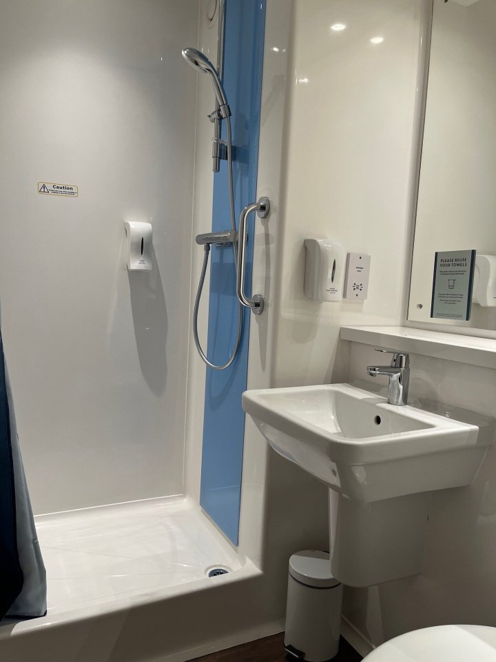 Travelodge Dudley Town Centre-浴室