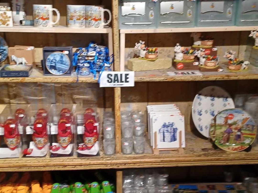 Kooijman Souvenirs & Clogs Wooden Shoe Workshop-赞丹必去景点