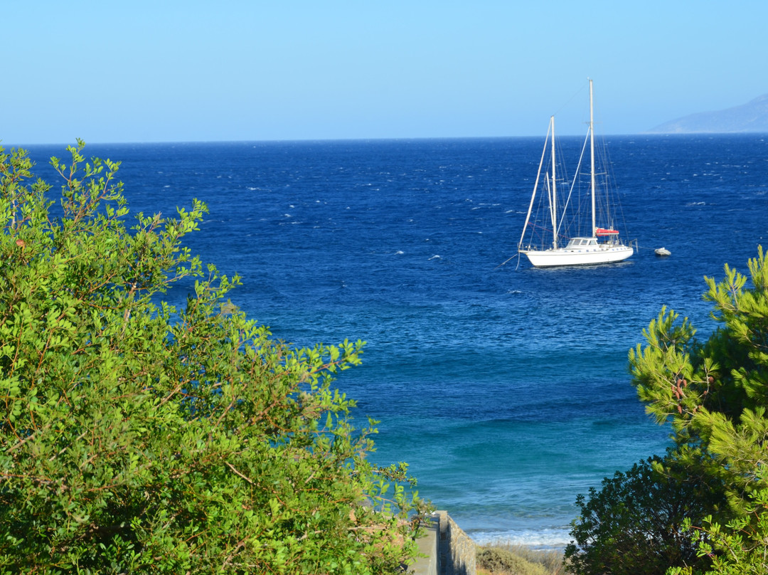 Paralia Karavi-Ramos必去景点