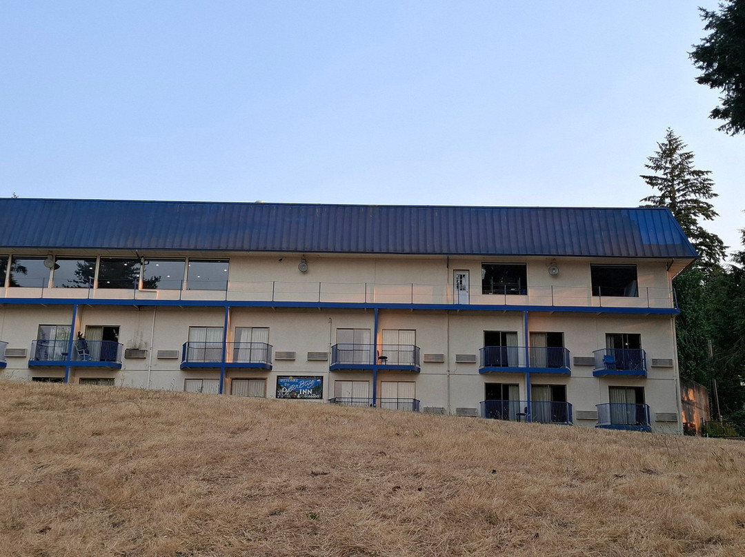 Oyster Bay Inn & Suites主图