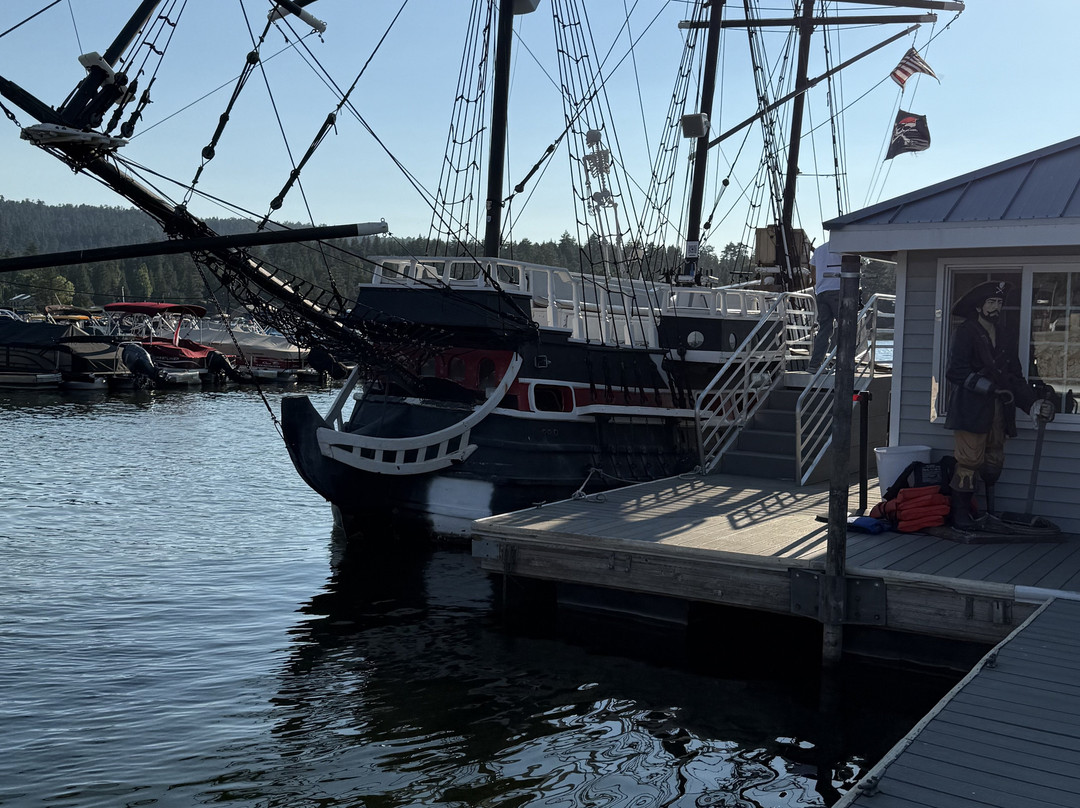 Pirate Ship Tours-大熊湖必去景点