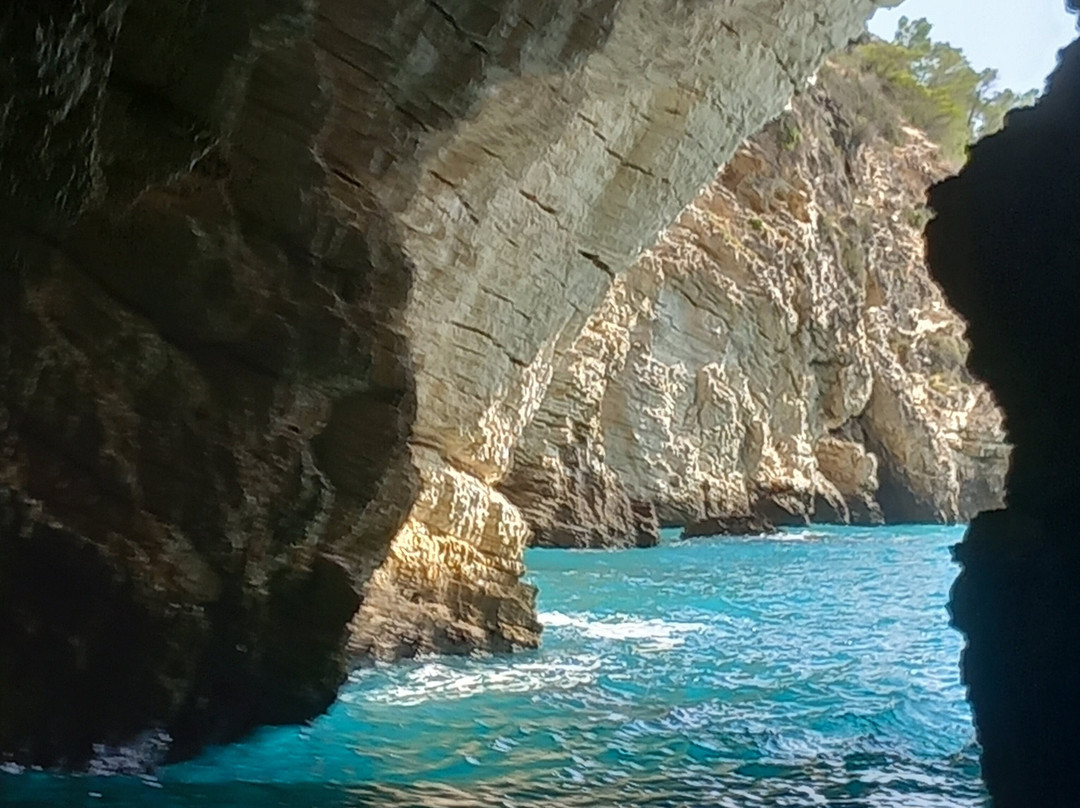Costante Nicola Agenzia Tour Delle Grotte-佩斯基奇必去景点