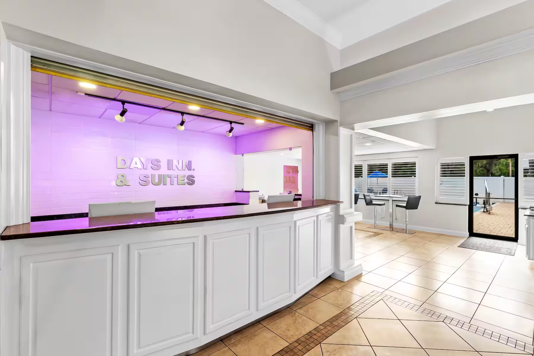 Days Inn & Suites By Wyndham Lakeland-浴室