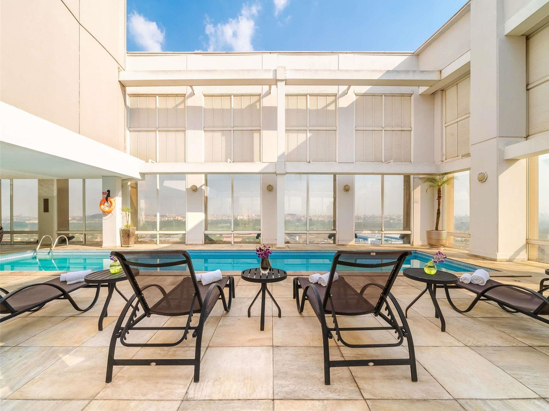 瓜鲁柳斯机场美居酒店主图