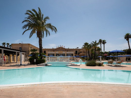 德尔菲诺海滩酒店主图