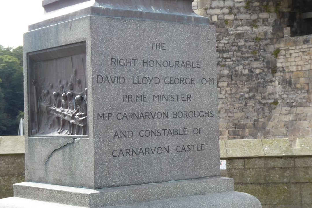 Statue of David Lloyd Geroge-卡那封必去景点