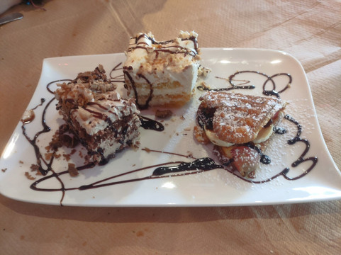 Kapileió To Symposio Karchariákia