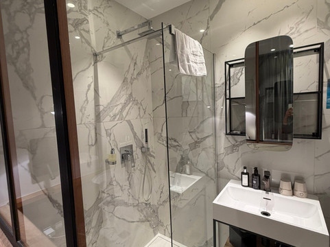 拉加雷纳酒店主图