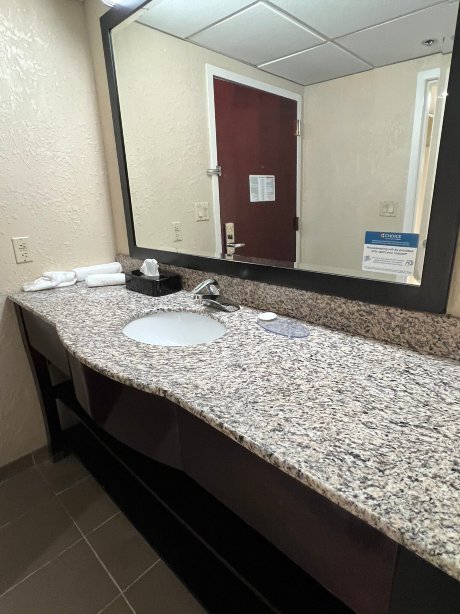 舒适套房酒店-东哈特福德-浴室