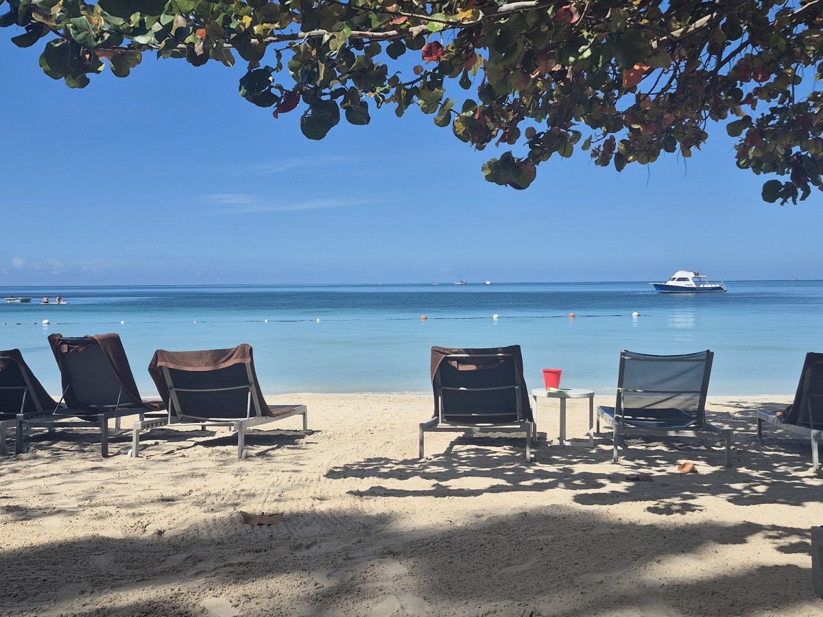 内格里尔卡利斯玛蔚蓝海滩度假村 - 餐点全包-泳池