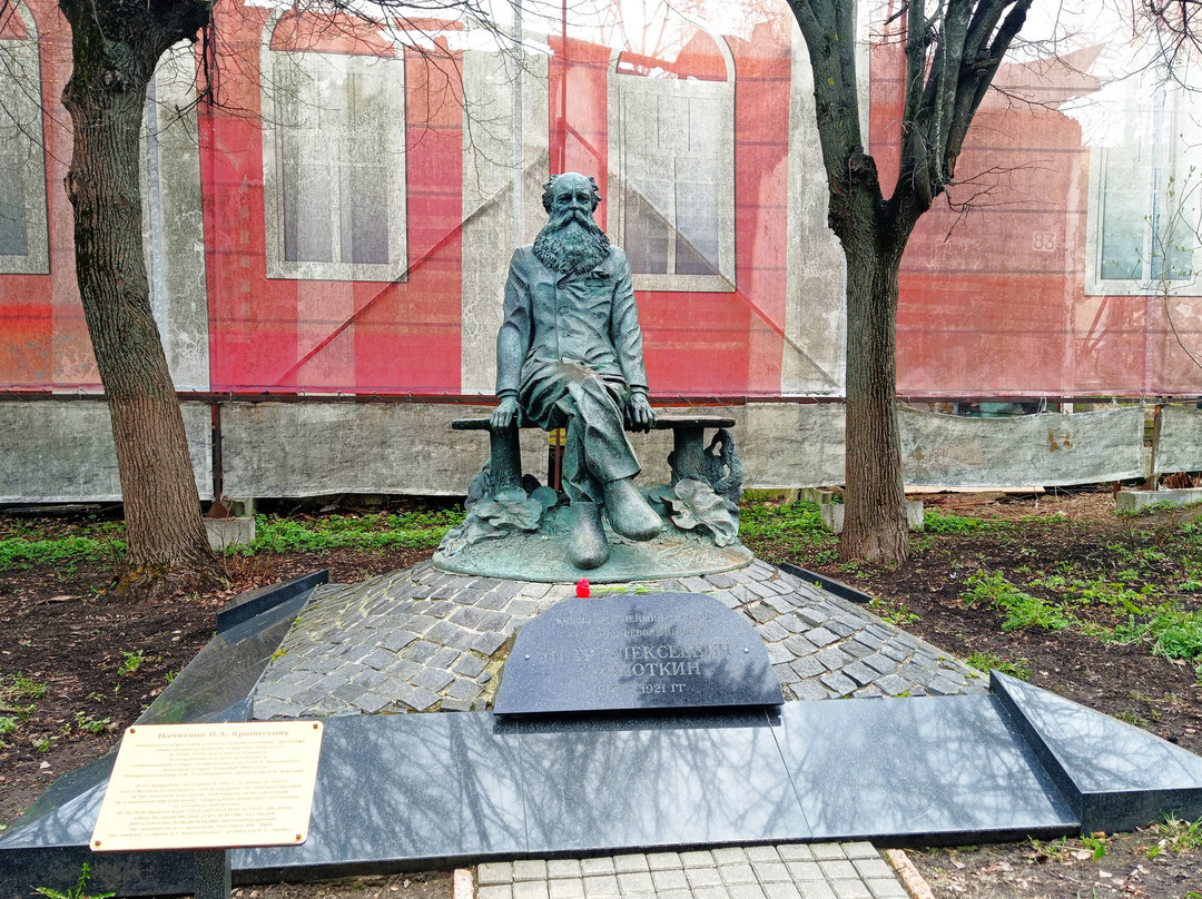Monument to Kropotkin-Dmitrov必去景点