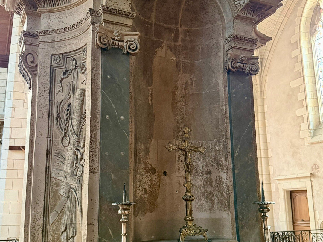 Eglise Saint Aubin-Les Ponts De Ce必去景点