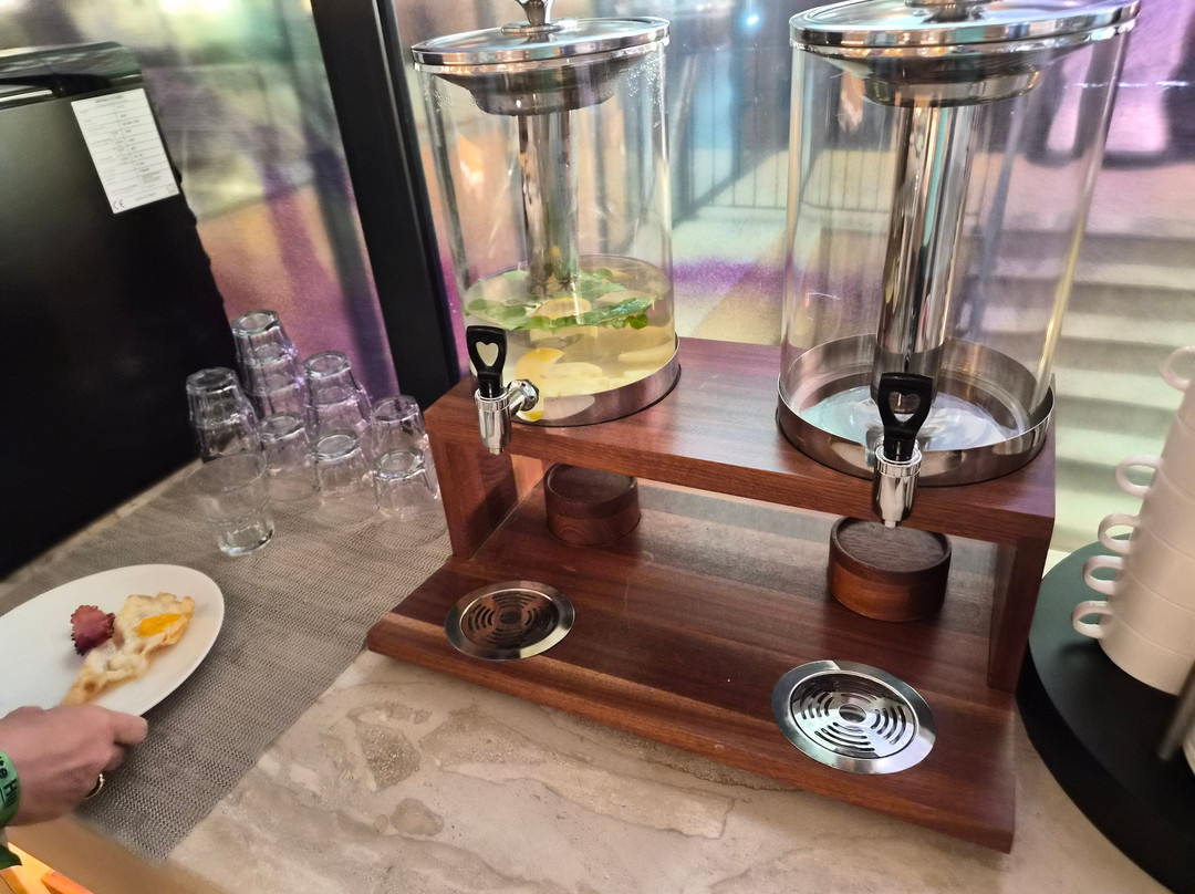 白山酒店主图