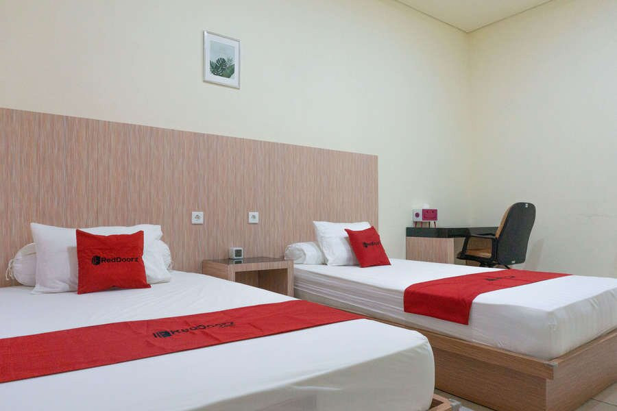 RedDoorz Syariah near Sultan Muhammad Kaharuddin Airport