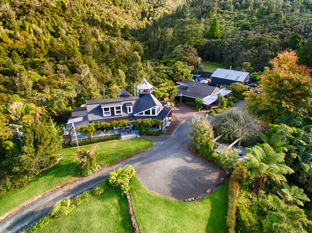 Kaimarama酒店住宿-Wairua Lodge - Rainforest River Retreat