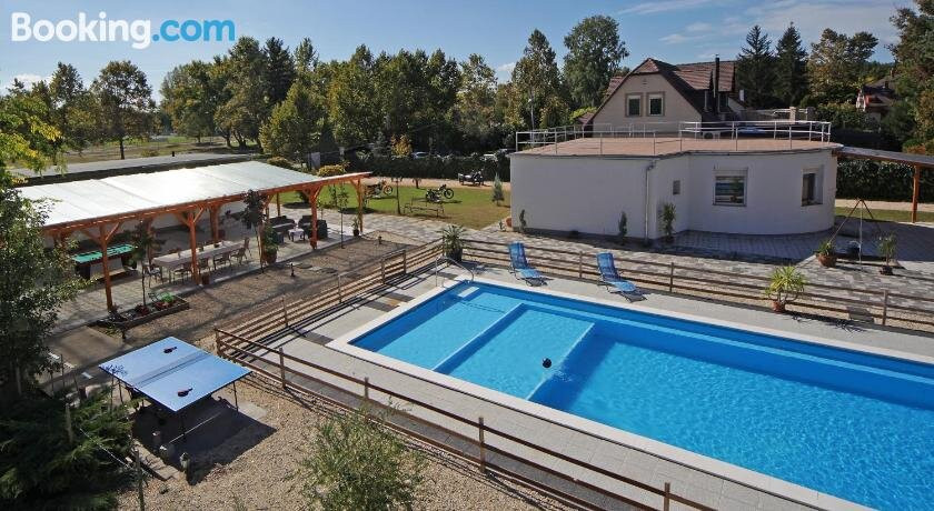 Turulpanzio&Gombeach