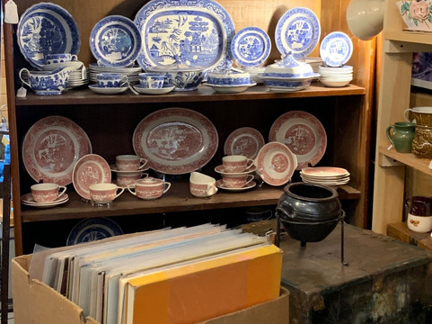 The Clutter Shop Antique and Vintage Desirables-Lubec必去景点