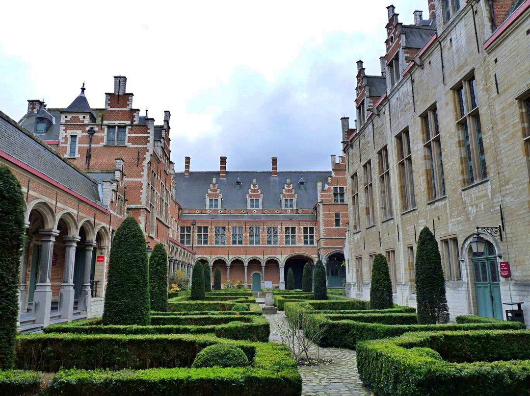 Paleis van Margareta van Oostenrijk (Palace of Margaret of Austria)景点图片